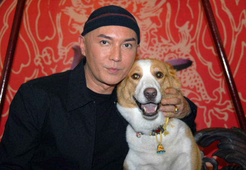 69岁尊龙罕见现身聚会身材走形大肚腩抢镜离婚后单身至今