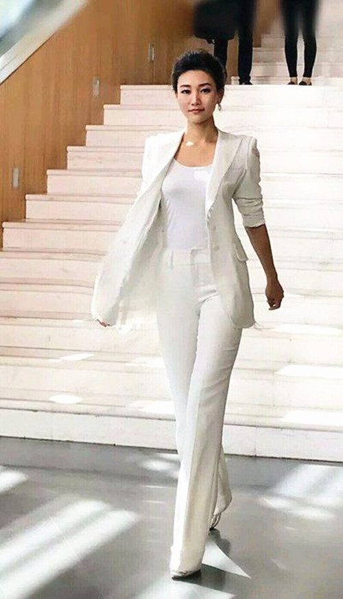 央视名嘴李梓萌人美气质佳穿搭复古西装帅出天际至今仍单身