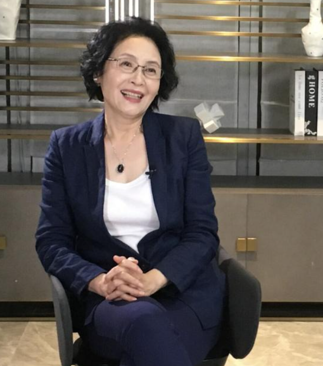 66岁宋晓英水润洋气穿搭精致卷发干练状态真实风韵不减当年