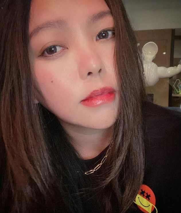 49岁张惠妹罕晒自拍美照,身材暴瘦,冻龄v脸获网友称赞