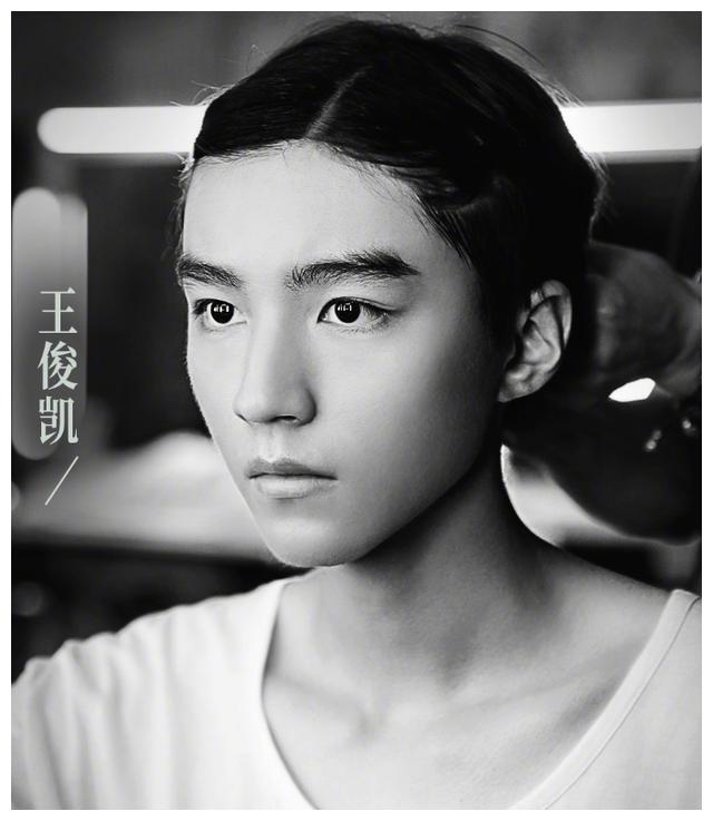 《1921》定档,黑白妆发海报出炉,我却被王俊凯的造型圈粉