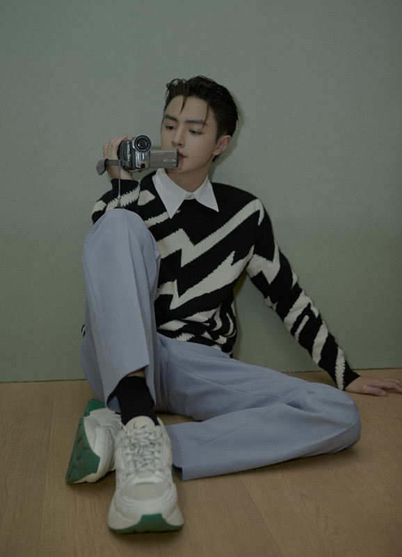 官鸿黑色西装温润雅致彰显少年独特气质