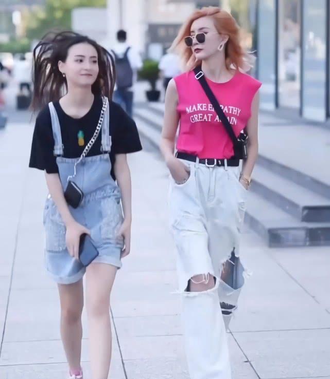 两个闺蜜身高差距超大,矮的反而赢,全靠这对新款匡威抢镜成功