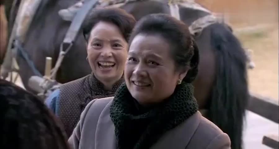 洋儿媳力大无穷,一大袋土豆轻松扛走,中国公婆看愣了