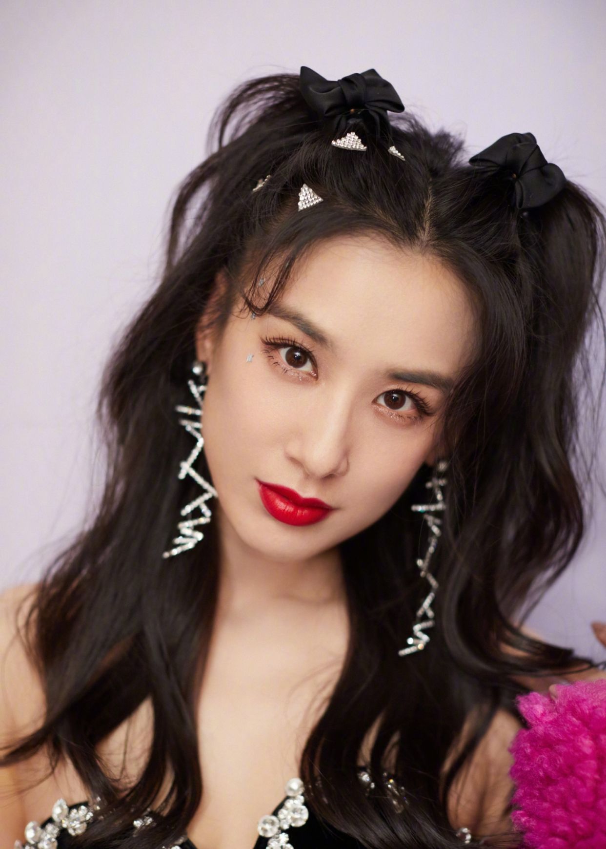 娱乐明星黄圣依双马尾,戴个性化耳坠,这妆容宛如少女般好看_高清图集