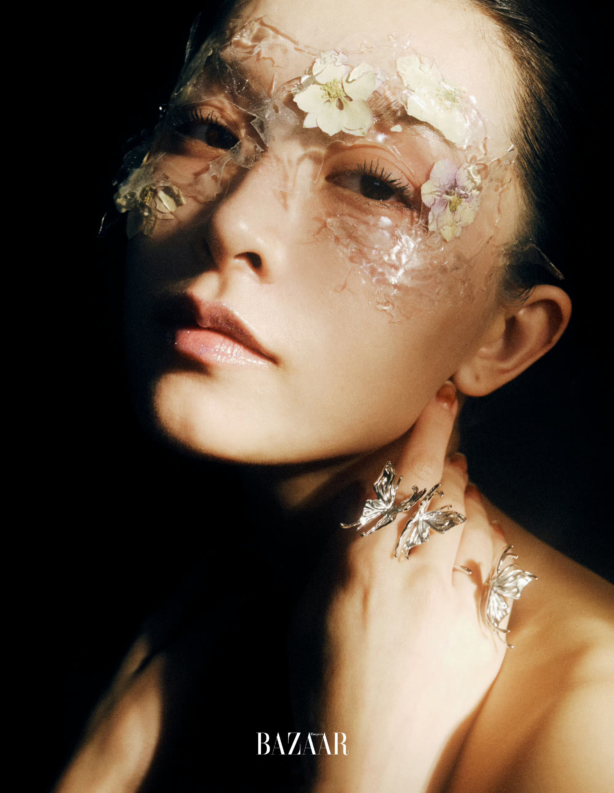 文咏珊登上时尚芭莎二月刊美妆先锋,造型大胆前卫