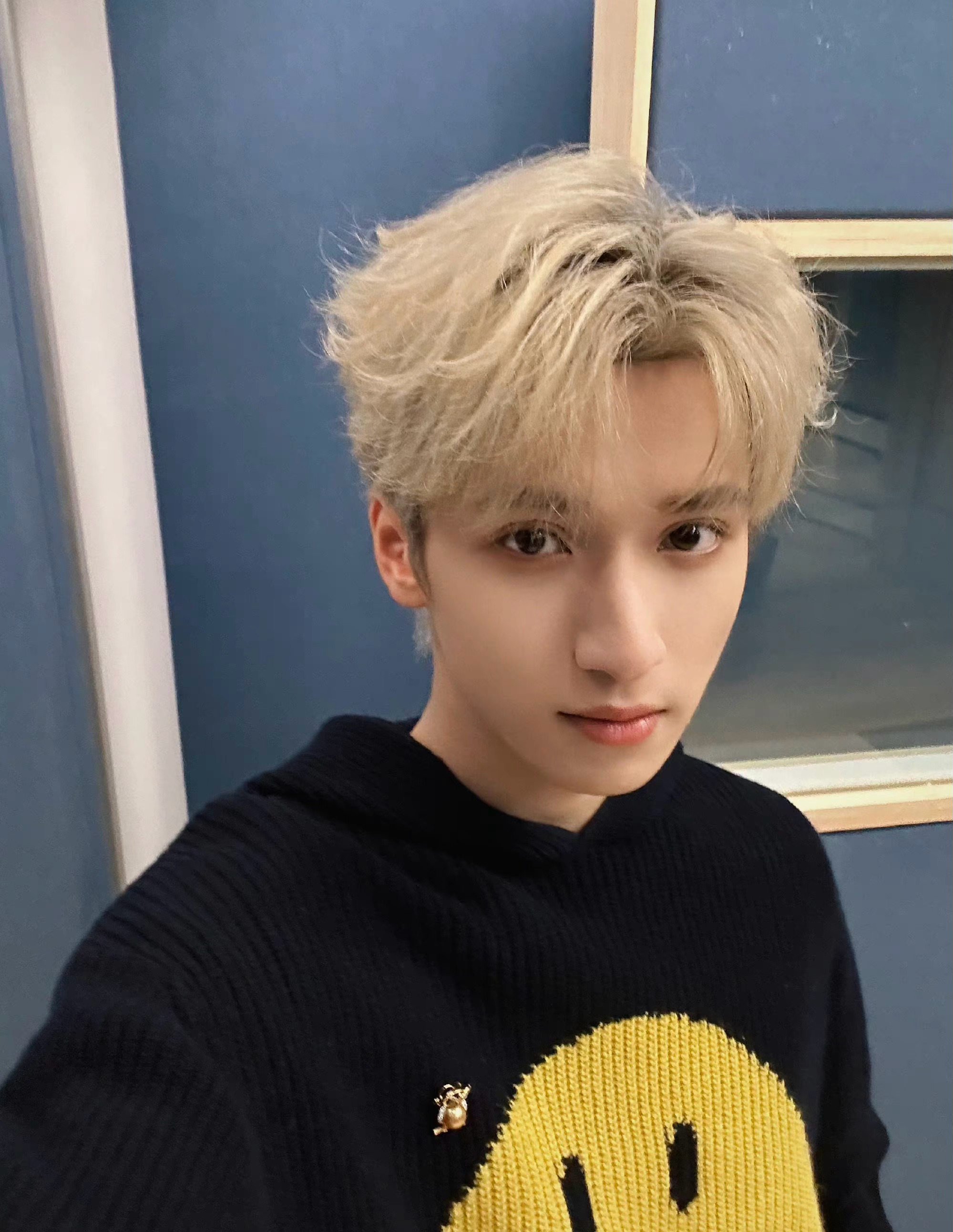 严浩翔怼脸自拍!金发少年活力无限,自带元气氛围感_高清图集_新浪网