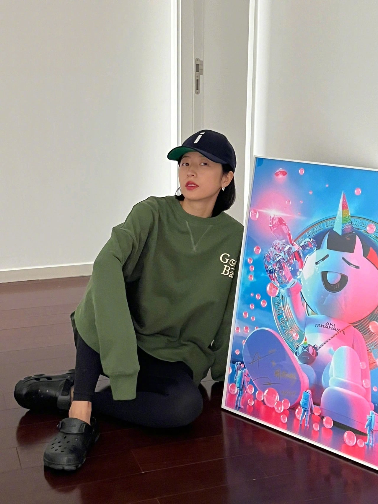 周雨彤身着绿色卫衣搭配同色系棒球帽,休闲随性还带有少女活力__财经