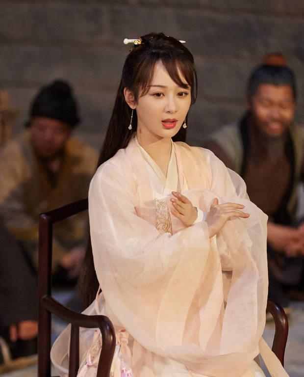 杨紫最新古装造型曝光,一身粉嫩穿搭俏皮又可爱,少女感十足