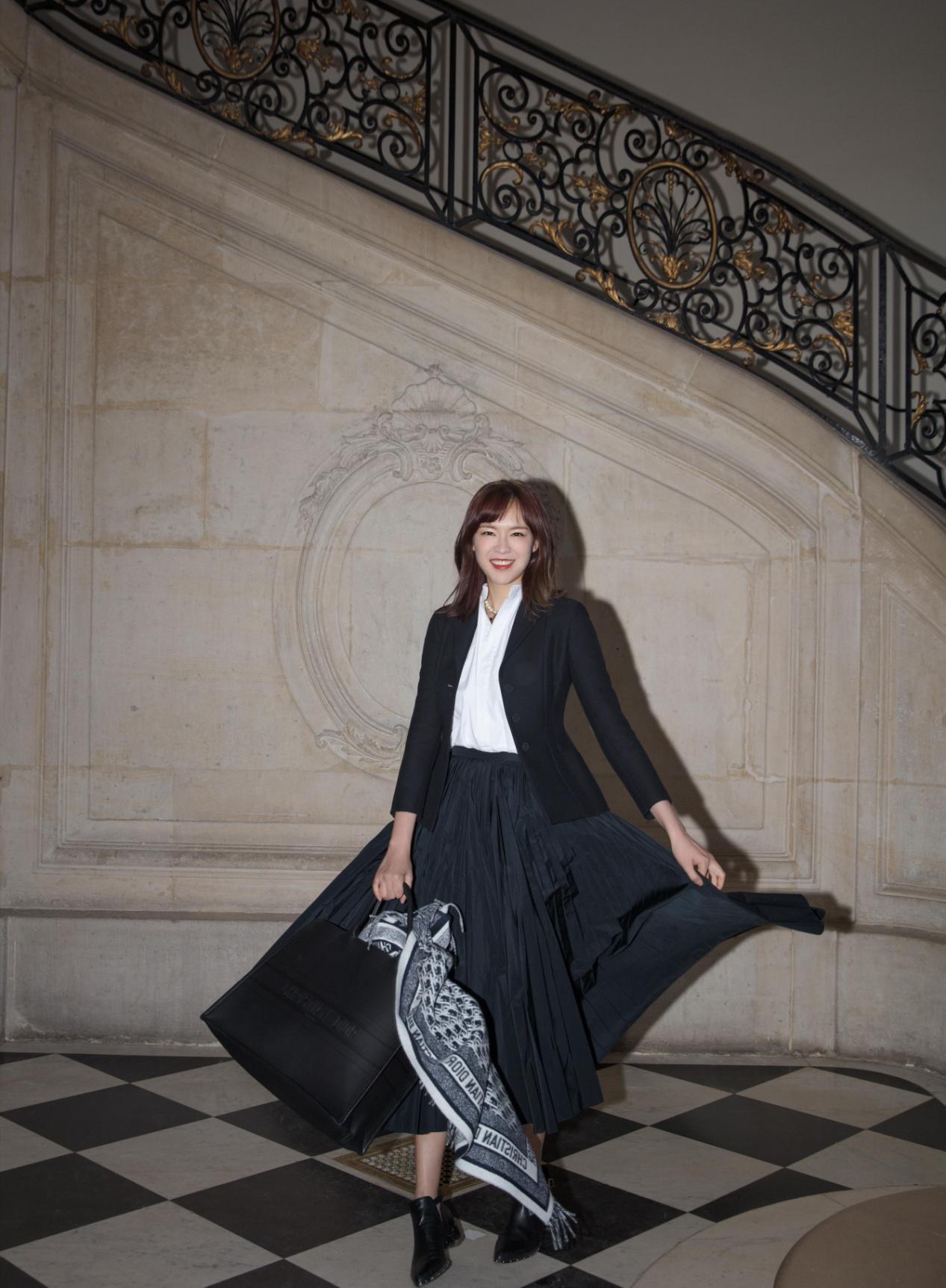 李艾的气质太好了!黑色修身小西装配半身裙十分优雅,低调又高级