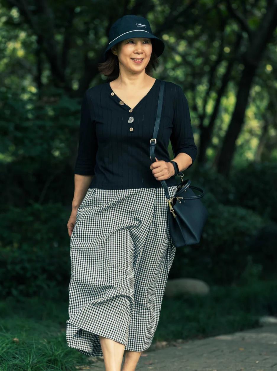 这位65岁奶奶的穿搭真养眼端庄优雅不做作时尚感不输年轻人