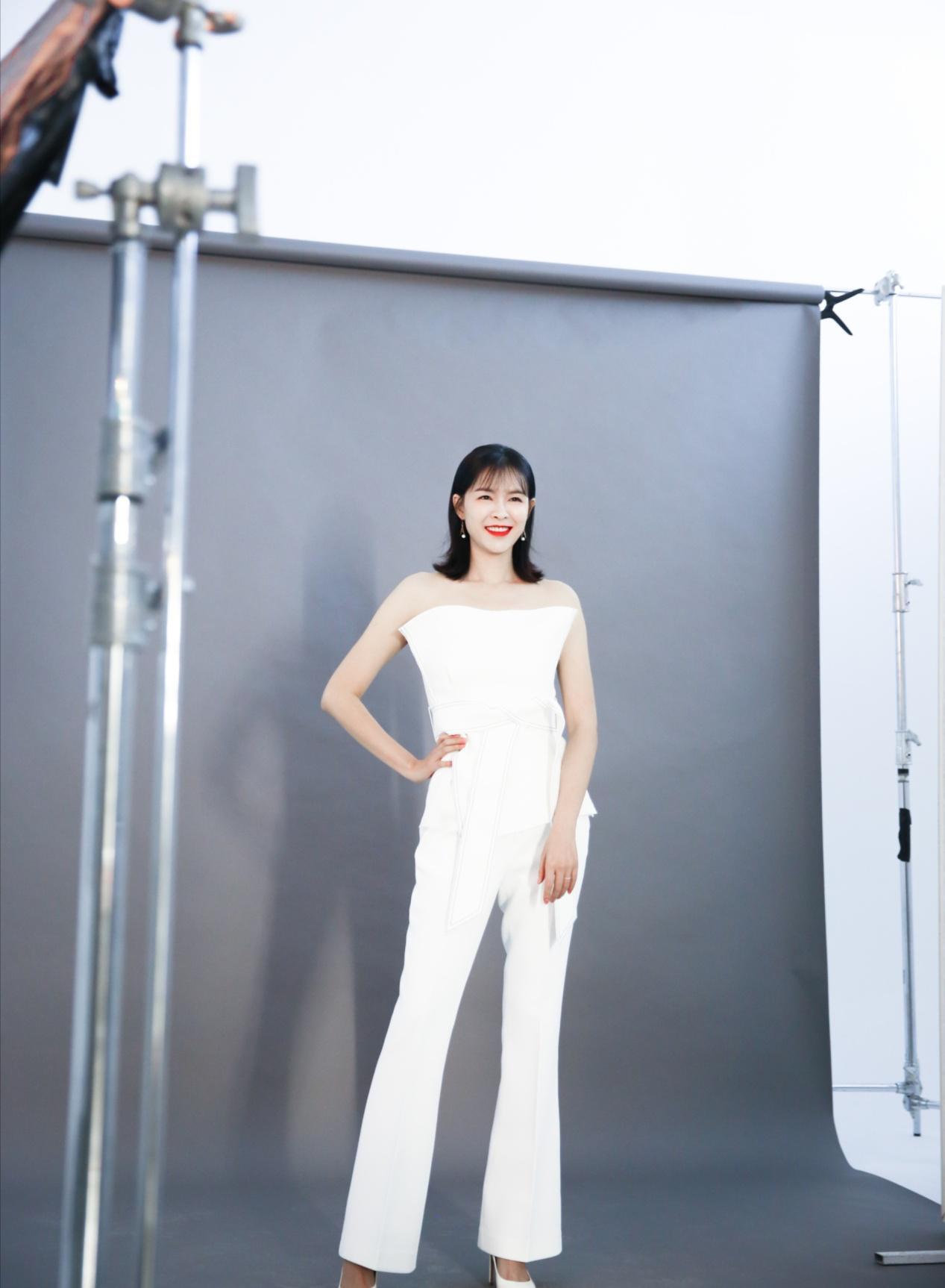 李艾的气质太好了!黑色修身小西装配半身裙十分优雅,低调又高级