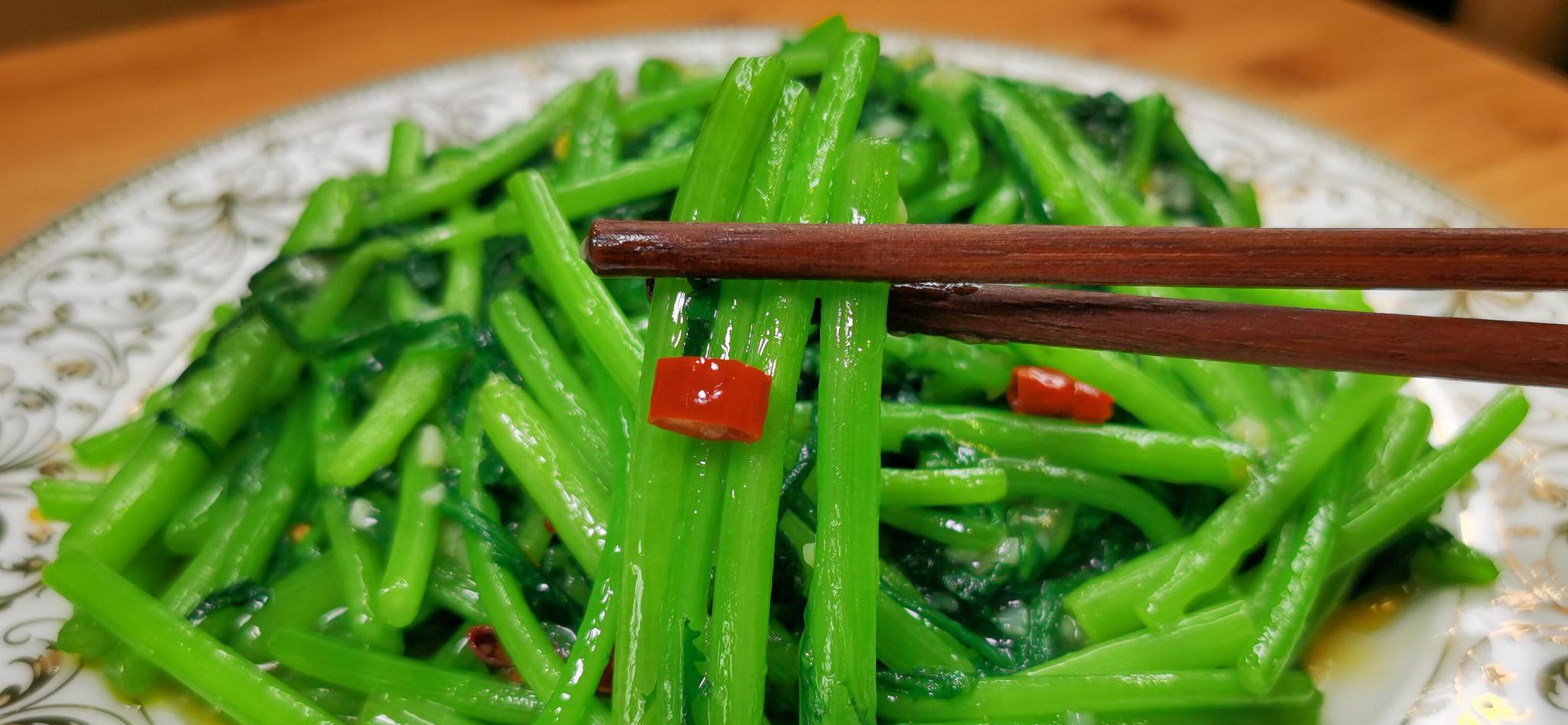 炒茼蒿时怎么做翠绿不变色这样炒简单还好吃家人都喜欢