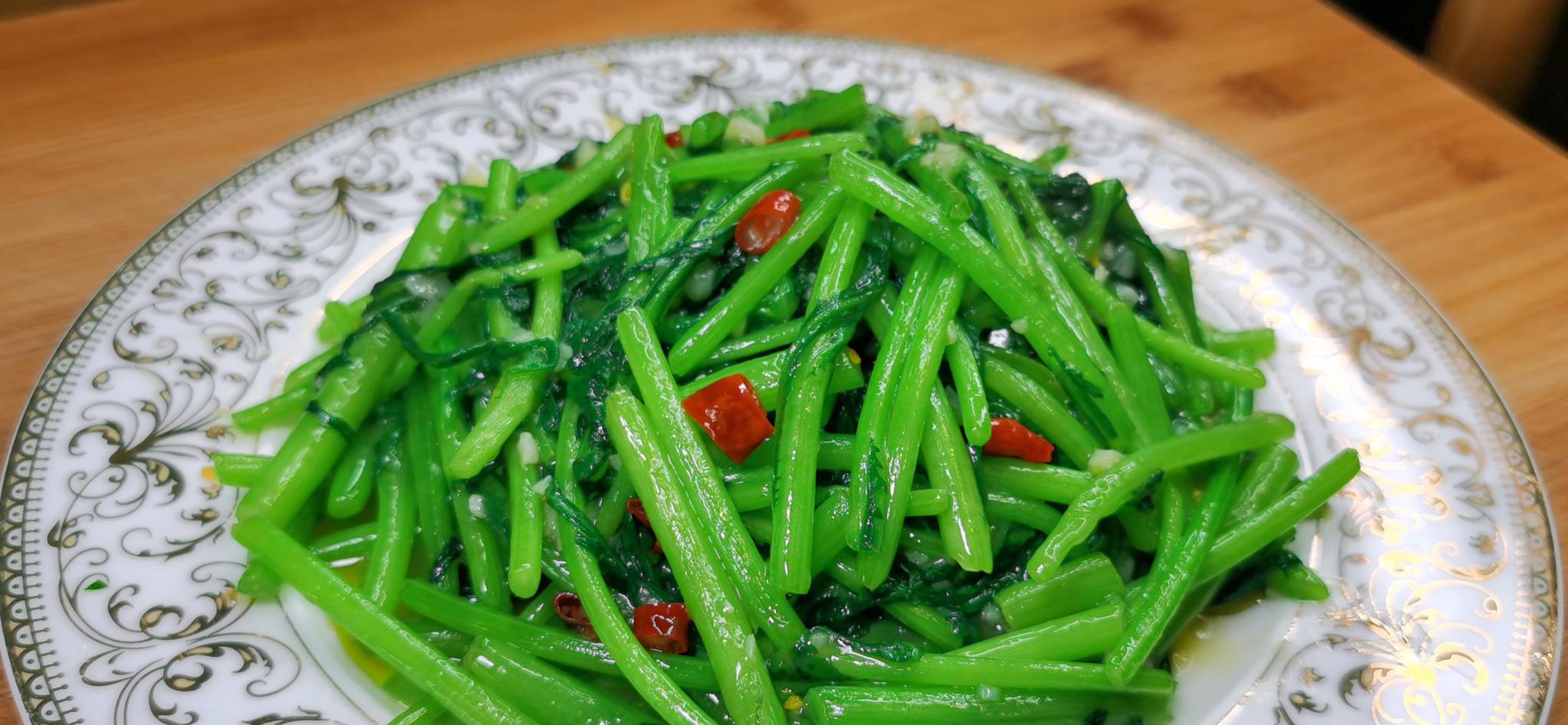 炒茼蒿时,怎么做翠绿不变色?这样炒简单还好吃,家人都喜欢|茼蒿|红辣