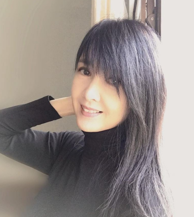 55岁周慧敏近照曝光冻龄美貌不输当年不愧是玉女掌门人