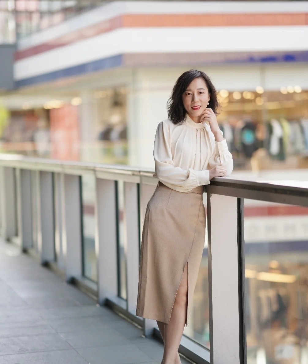 中年女人穿衣要"简而精",学学这位博主的穿搭,优雅知性有品位|裙装