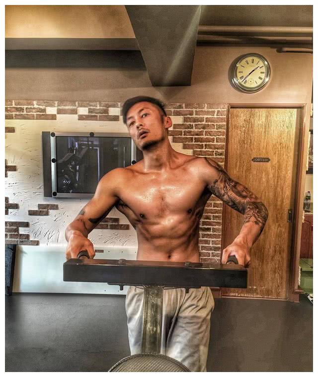 余文乐纹身含义接下来让小编带领大家来盘点一下"6叔"身上的纹身和