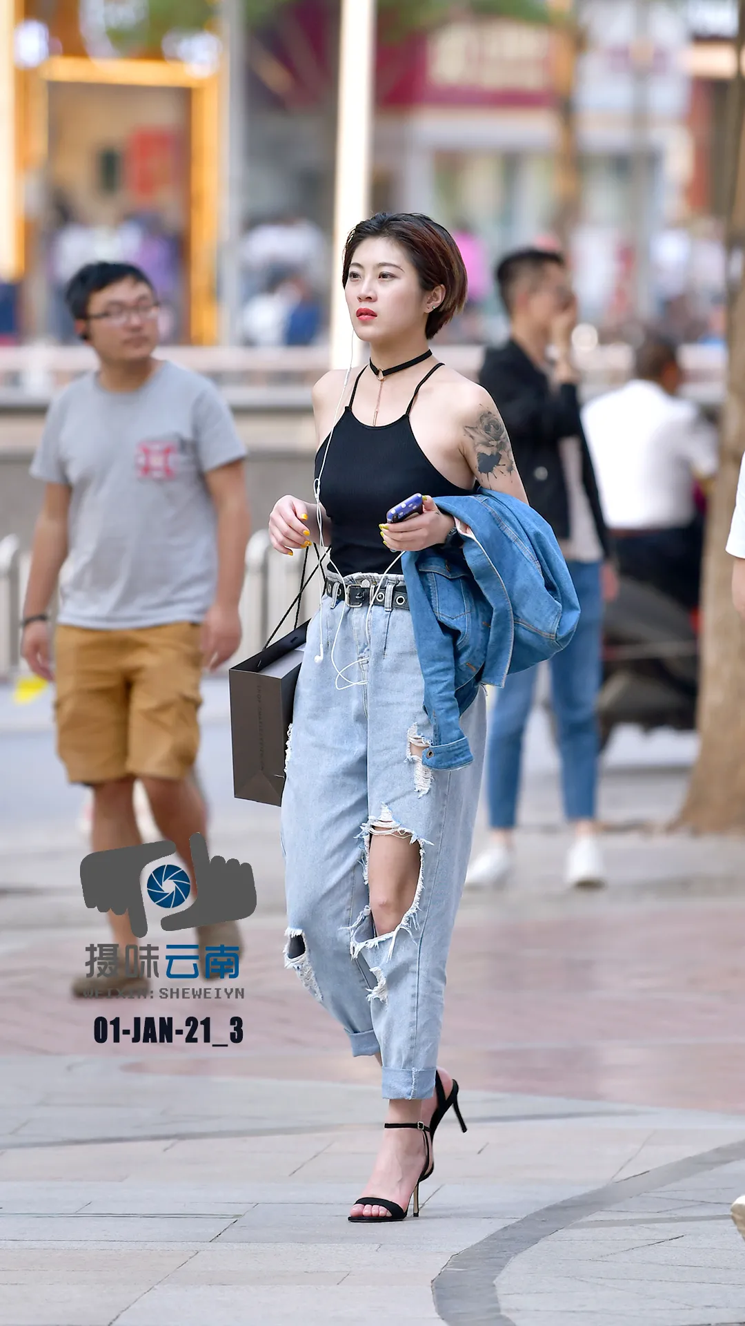 街拍破洞牛仔裤生性不羁爱自由也是最上镜超酷破洞牛仔裤