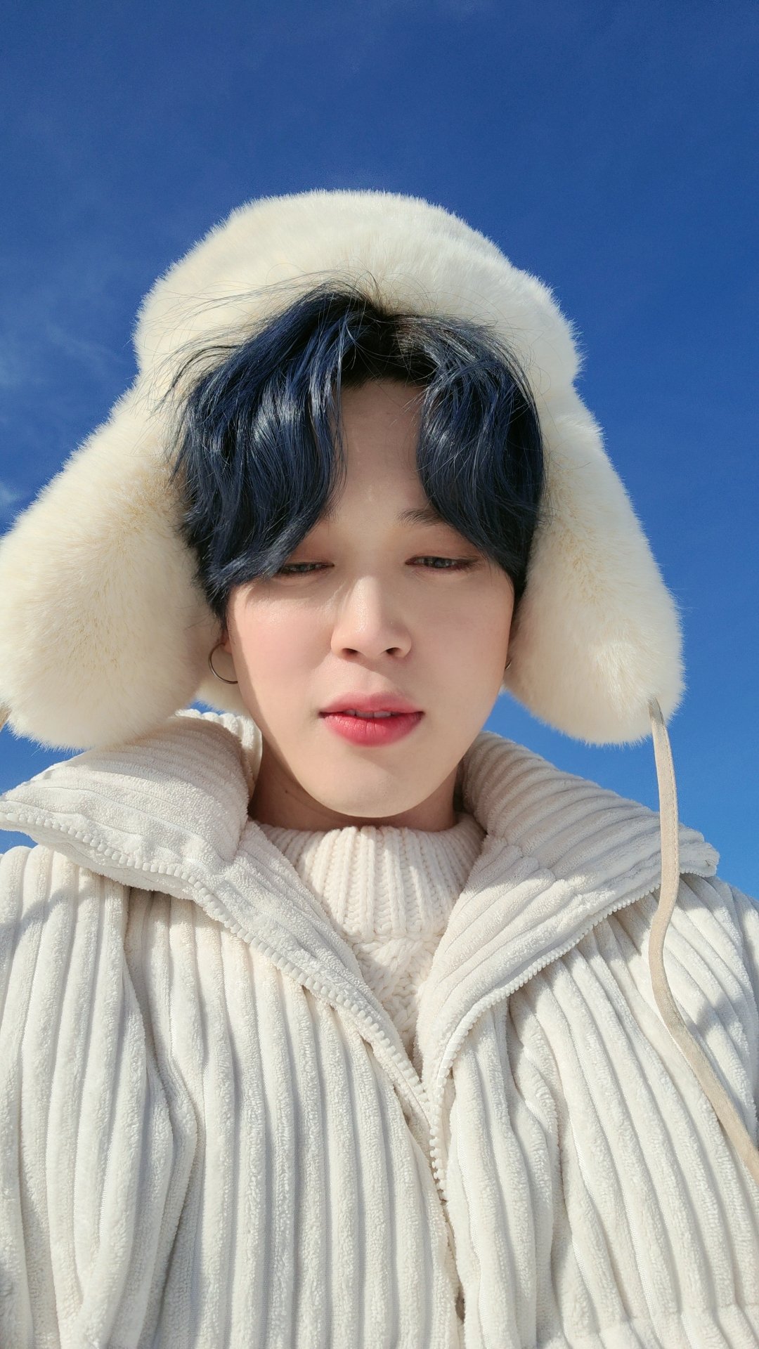 Bts朴智旻做心型雪地滑雪很是开心 摔了跟斗没起来 Bts朴智旻做心型雪地滑雪很是开心 摔了跟斗没起来