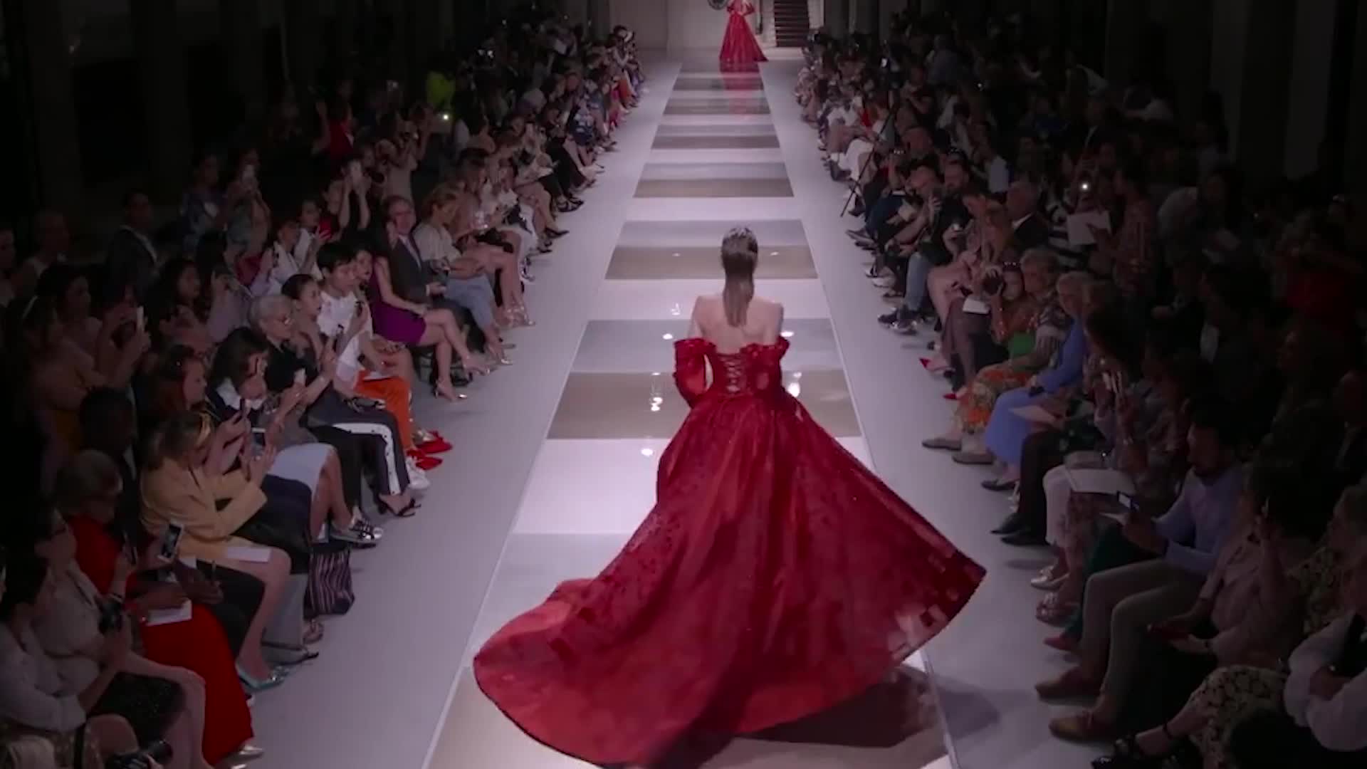 模特只穿"气球"走秀,不料气球"泄气",现场观众瞬间沸腾了