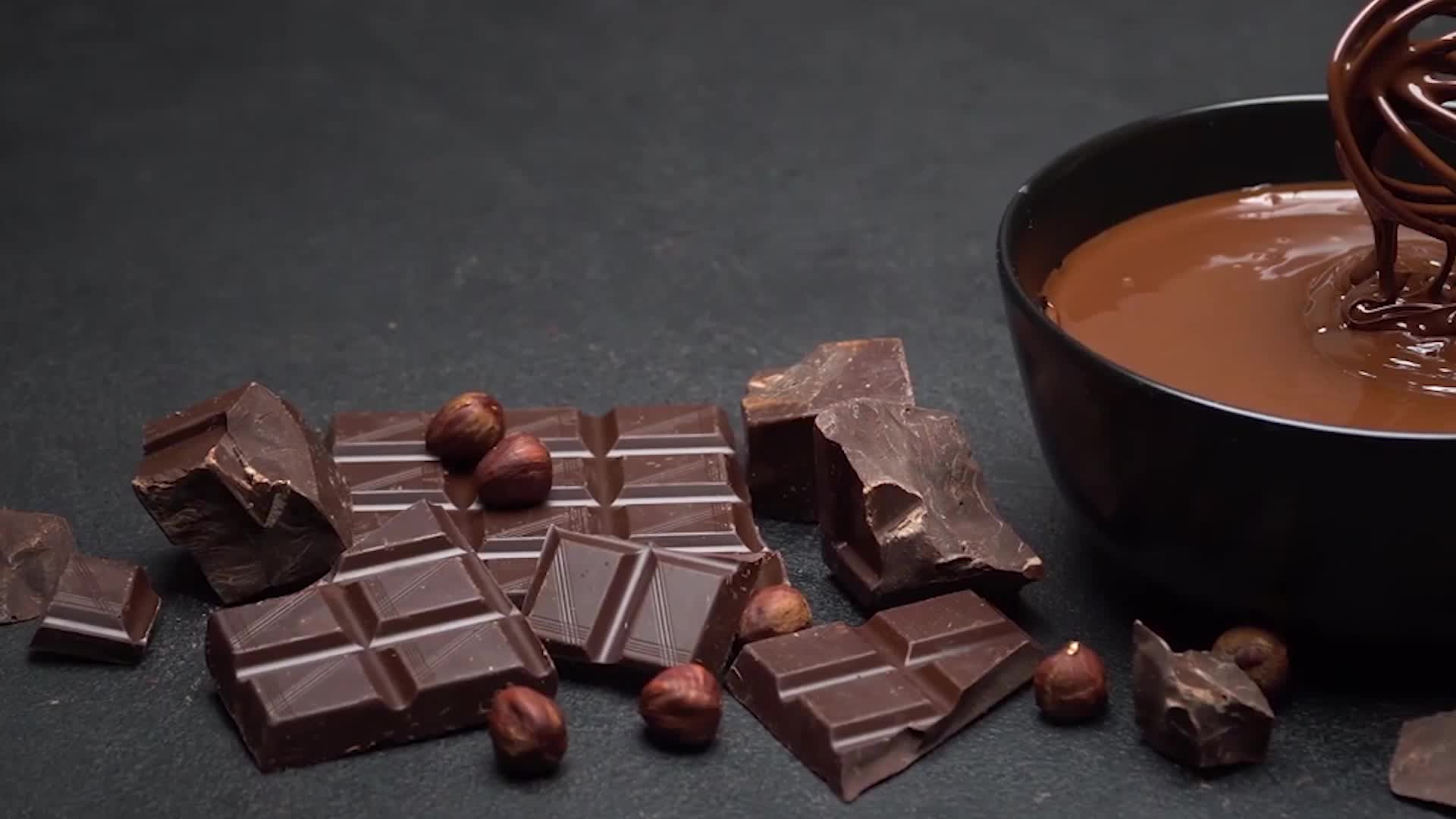 甜点大师制作手工巧克力往下一压瞬间切成小块看起来太馋人了