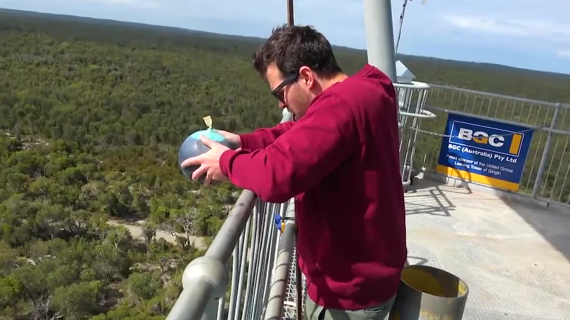 将300斤重的铁球从空中扔下,会发生什么?落地一瞬间太震撼了!