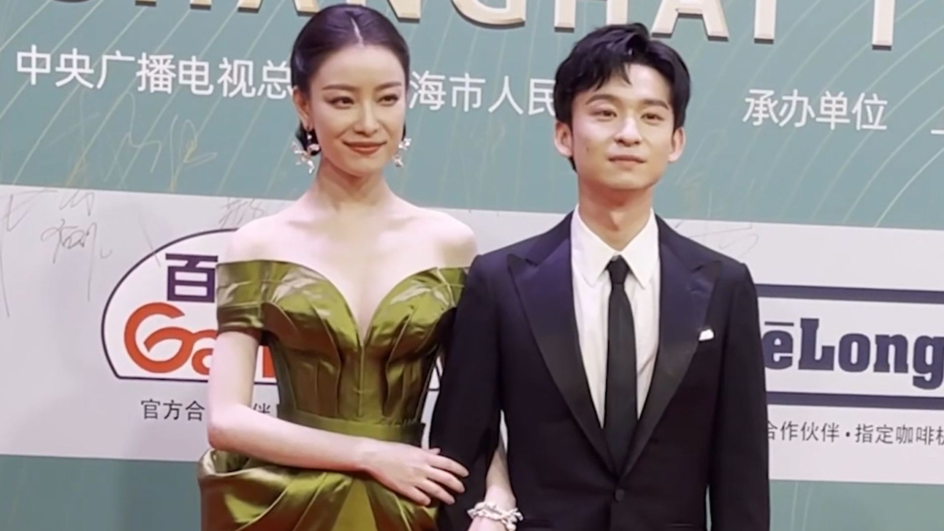 董子健倪妮走红毯,互动小表情太好笑,孙怡看到要给老公加鸡腿