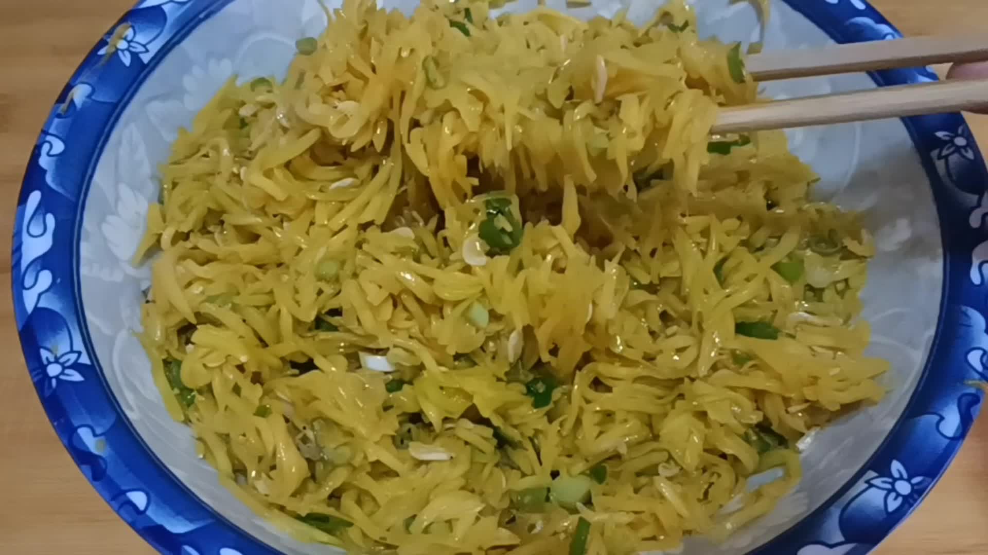 大妈教你用窝瓜做饺子馅,味道太清香了,比肉馅都好吃