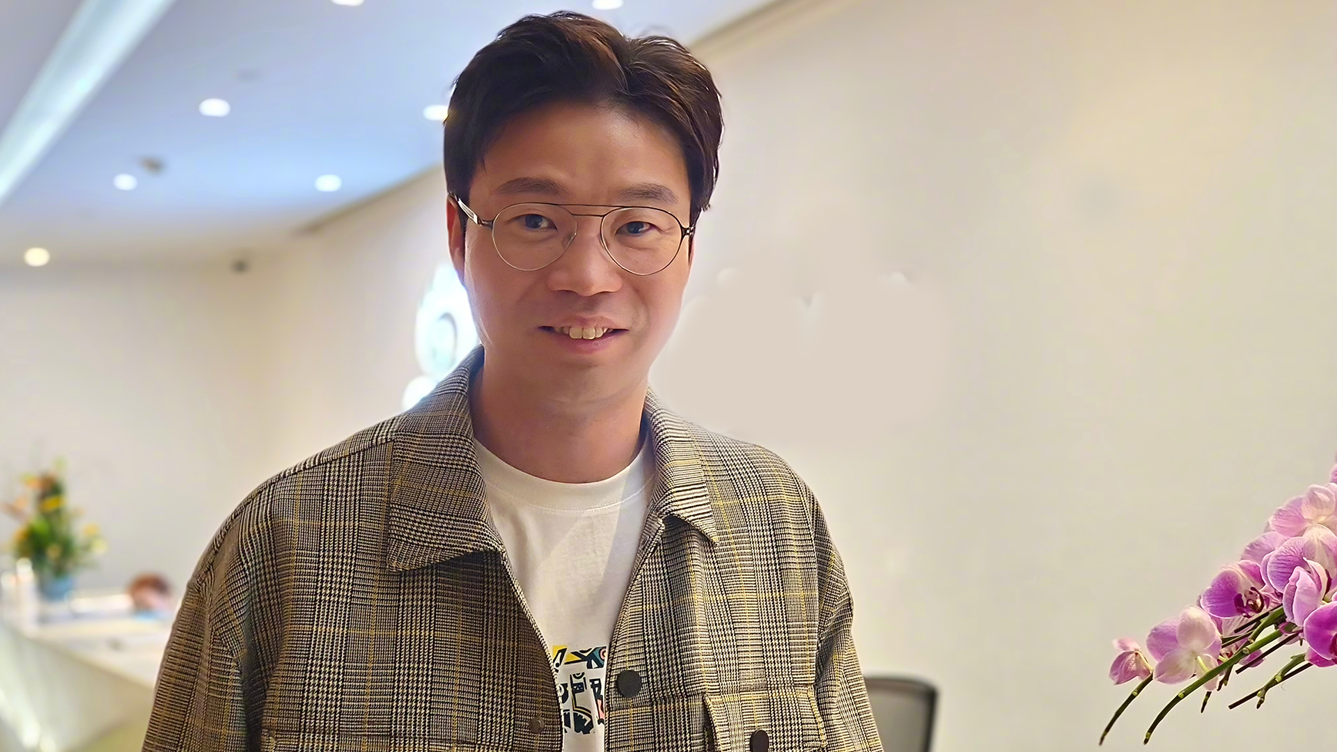 王迅为宣传新作好拼!现场演唱《保你平安》,氛围火热像开演唱会|明星路透_新浪新闻
