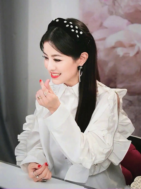 金牌主持人涂经纬穿红裙和朋友积极合影国字脸真好看