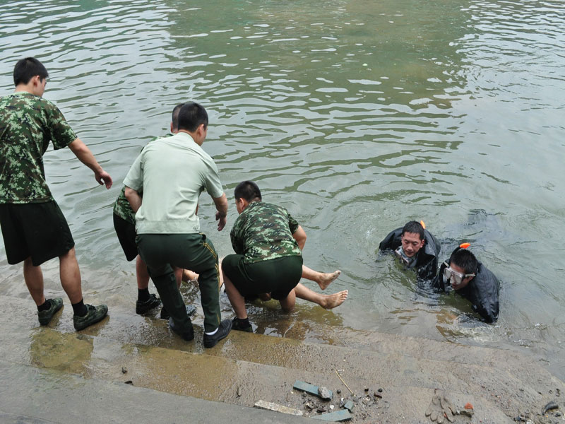 女子溺水昏迷,小伙为她人工呼吸,掰开嘴巴吹气时,小伙差点晕过