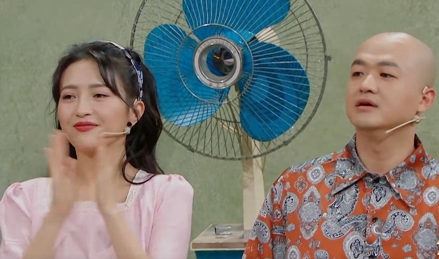 王牌迎来最没存在感嘉宾,除了在场下拍照,基本没露过脸|包文婧|王牌