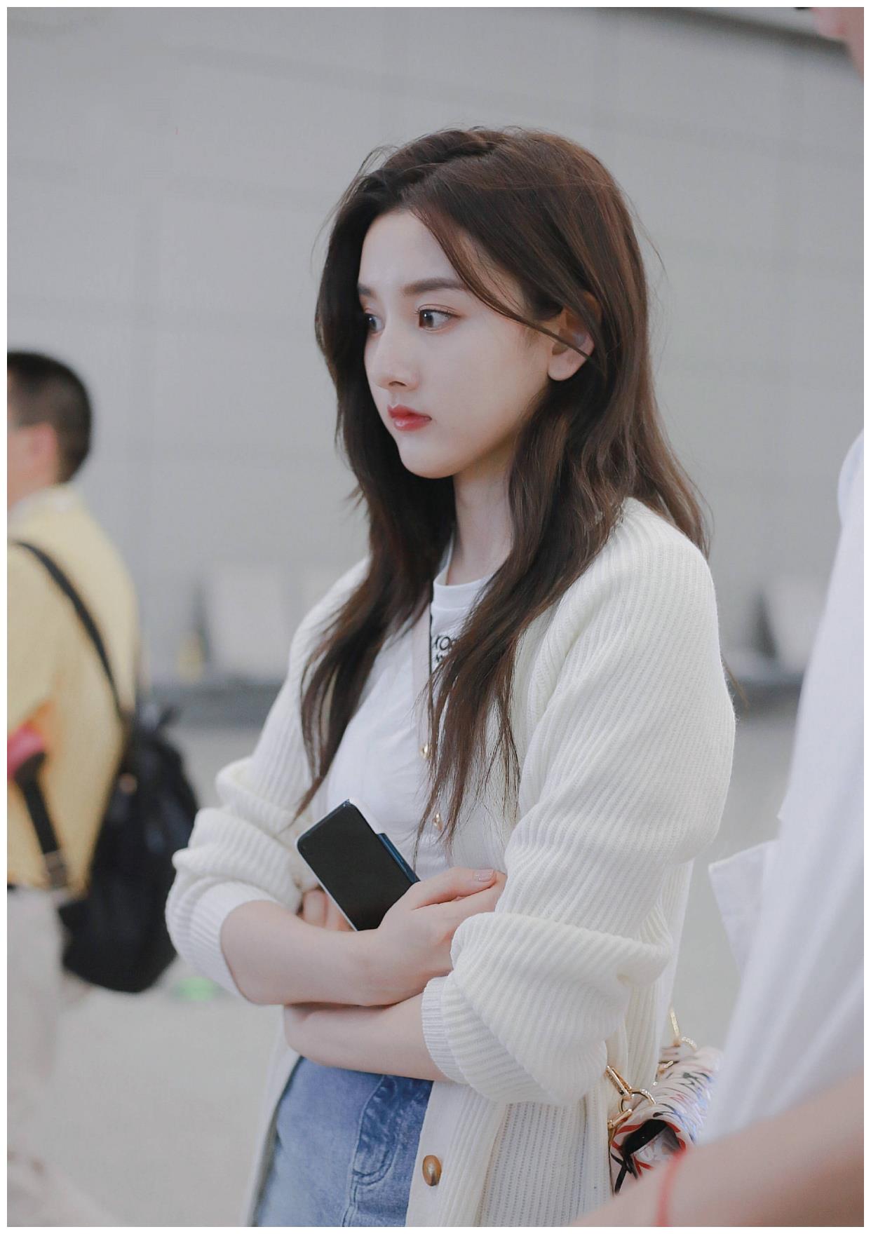 宋祖儿直播翻车,被保温杯里汽水喷一脸,祖儿:希望没有人截图!