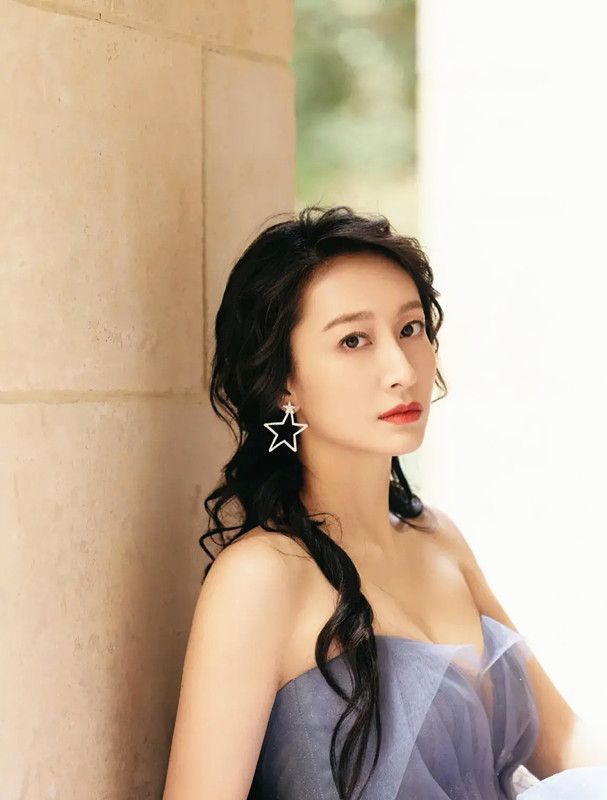 "国民师姐"董维嘉真敢穿,穿露肩装秀"蚂蚁腰",34岁仍单身|董维嘉|身材