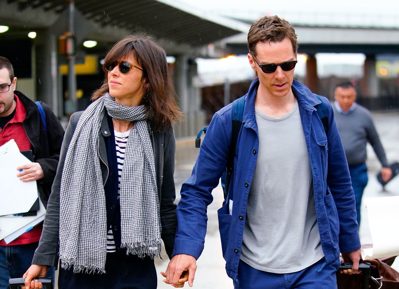 "卷福"本尼迪克特·康伯巴奇与妻子秀恩爱,蓝色套装休闲帅气