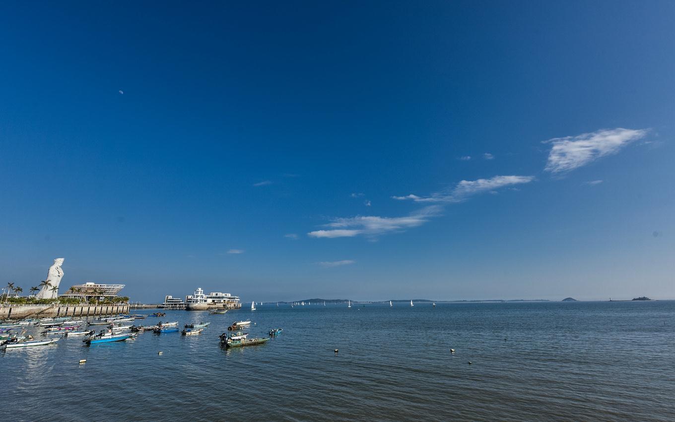 正文  厦门是我国著名的海岛型城市,优美的海滨风光与优质的生态气候