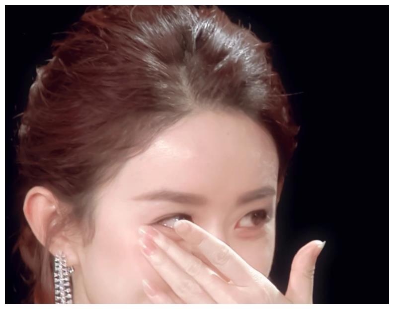 有种脱妆叫赵丽颖现场抹眼泪32岁真实颜值彻底没法隐藏