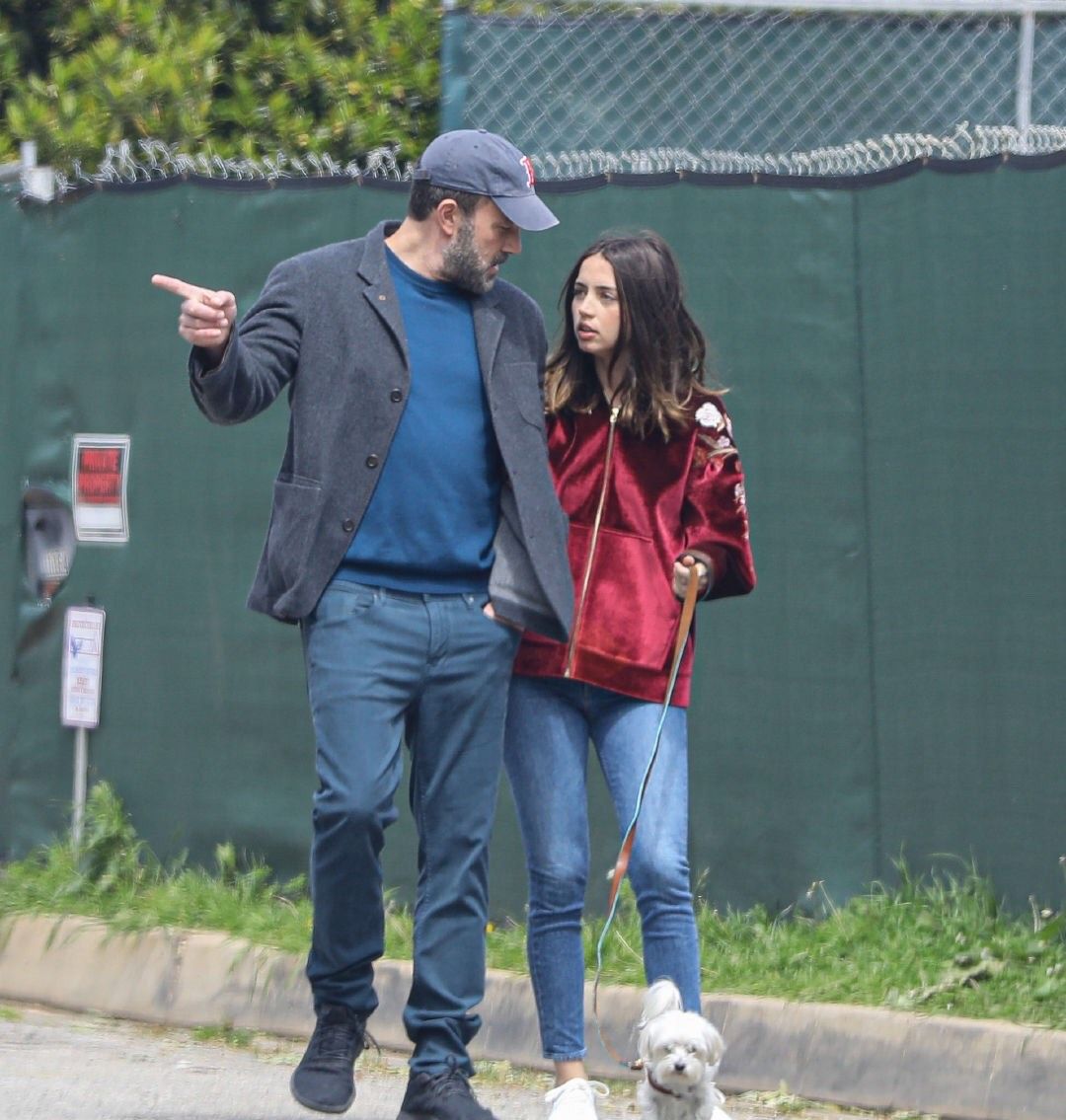 新任邦女郎安娜·德·阿玛斯和男友恩爱现身洛杉矶街头遛狗