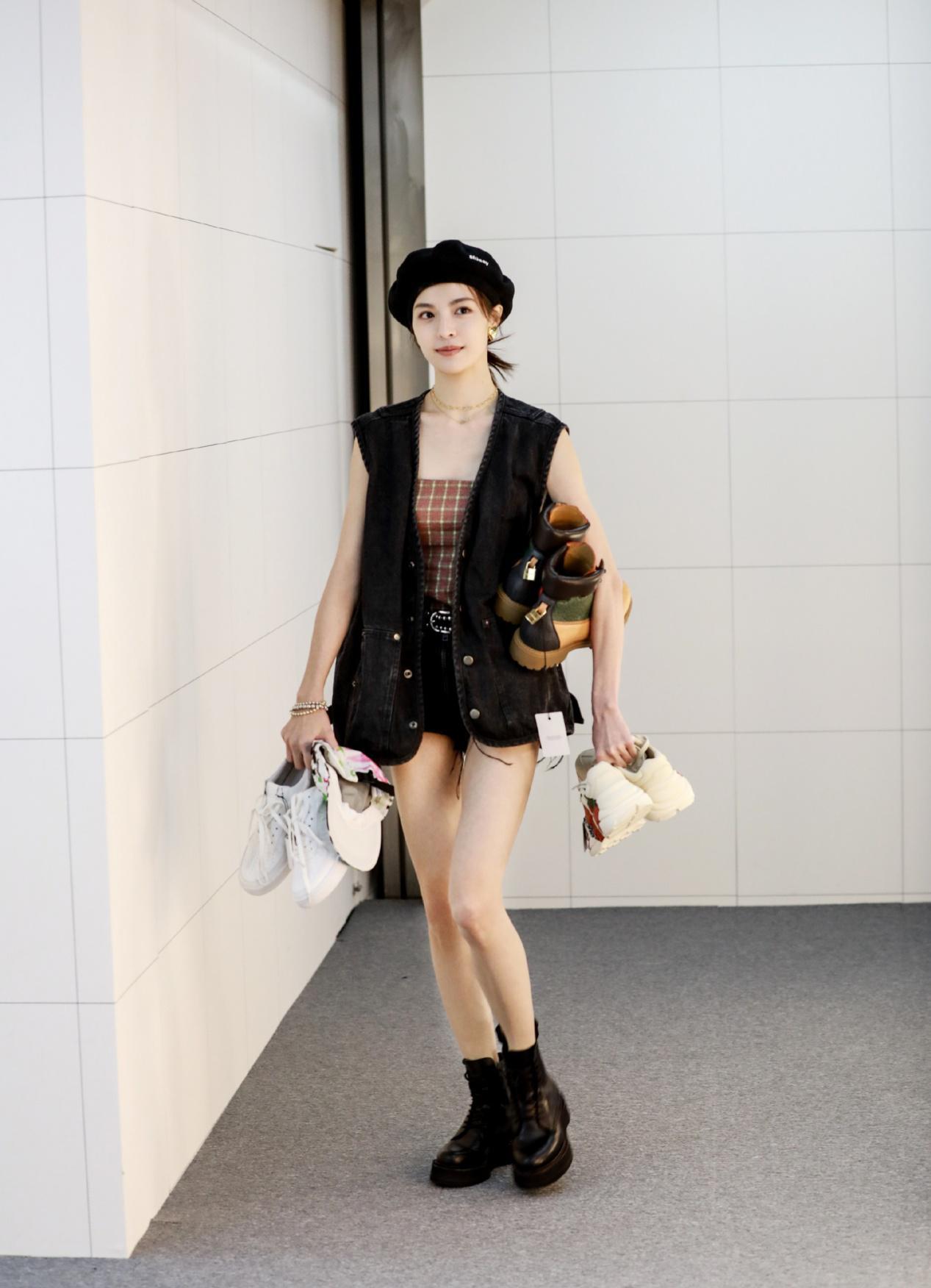 钟楚曦身材太好了紧身背心配工装裤随性洒脱口红颜色有点个性