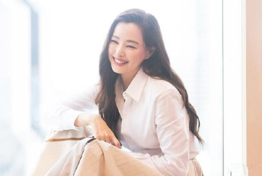 不仅如此,李荷妮和妈妈以及姐姐都是首尔大学国乐系的优秀毕业生.