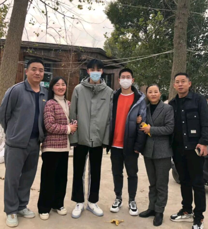 孙卓彭文乐再次见面餐桌上谈笑风生被称之为难兄难弟