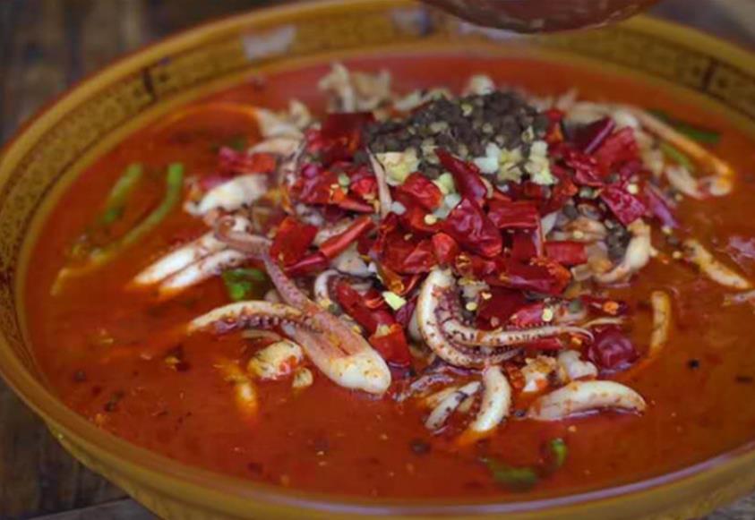 一道开胃下饭菜,水煮鱿鱼须吃过瘾,色泽诱人口感点赞