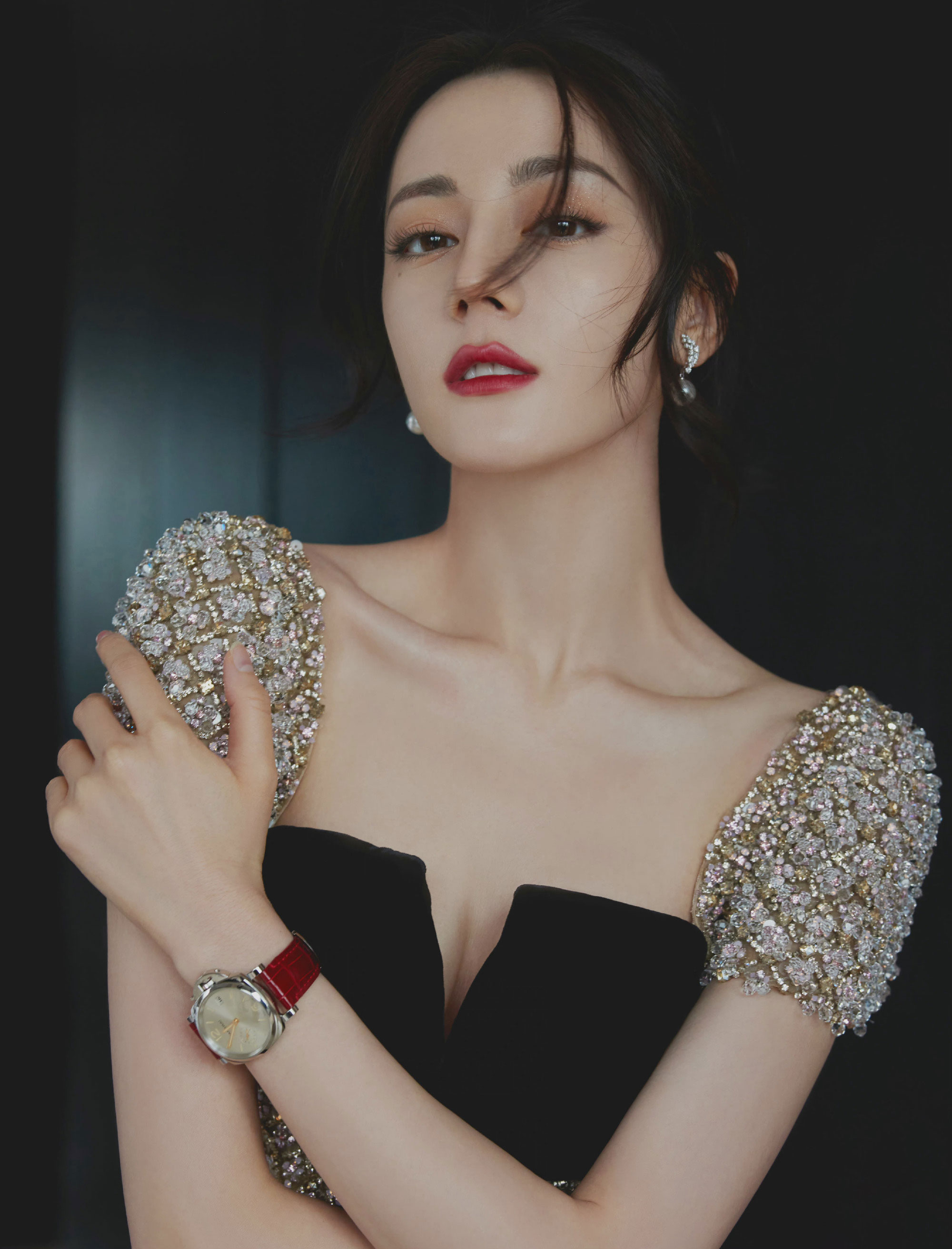 迪丽热巴身穿抹胸黑丝绒礼服优雅婉约举手投足间散发迷人气质