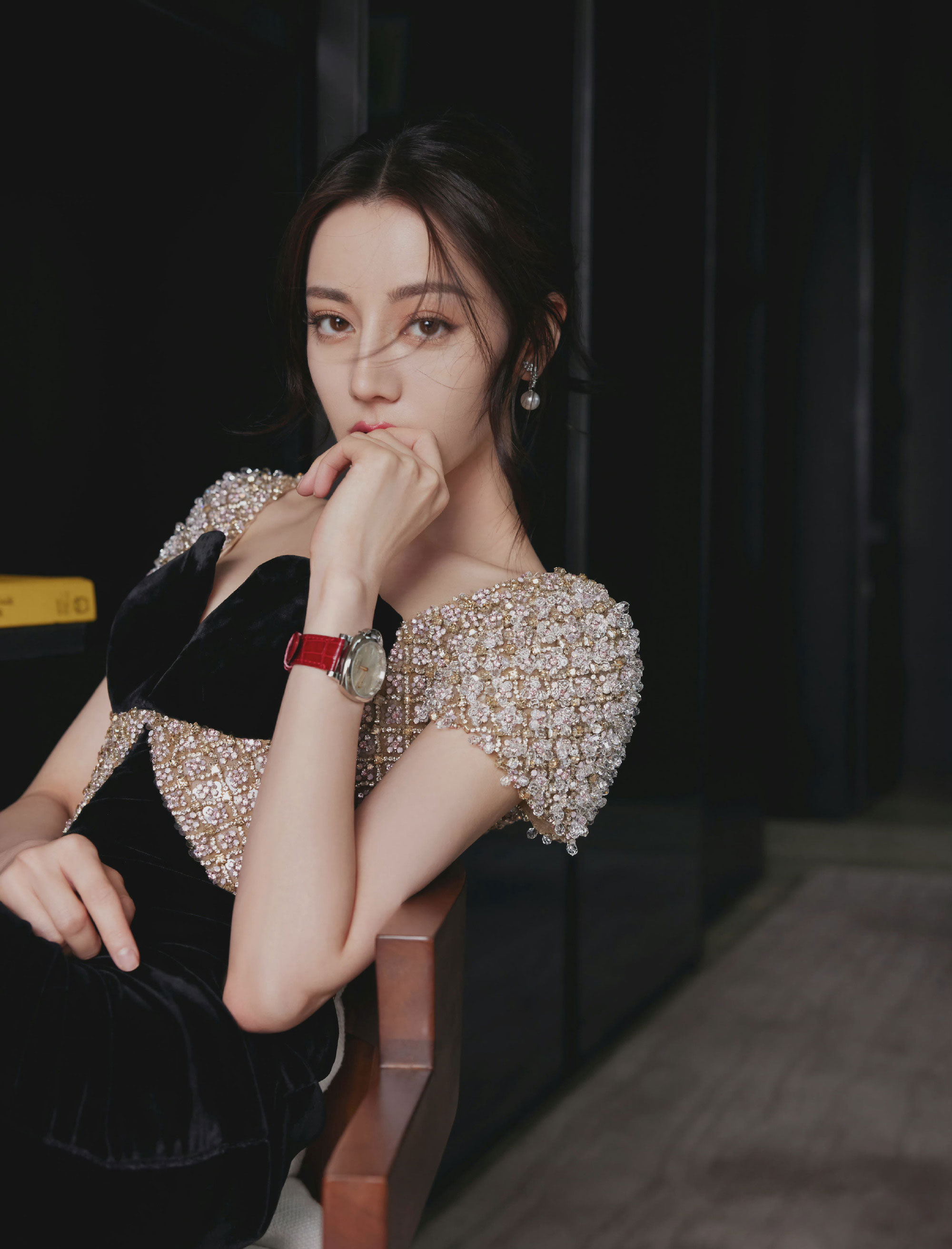 迪丽热巴身穿抹胸黑丝绒礼服优雅婉约举手投足间散发迷人气质