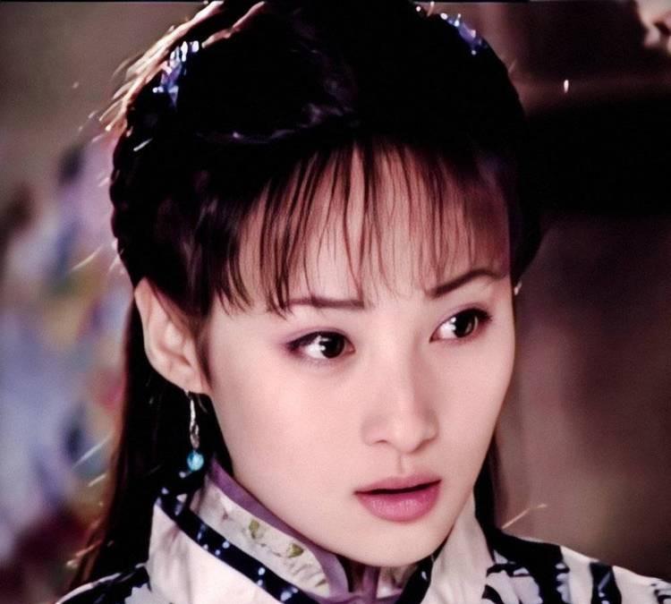 蒋勤勤秀完美下颚线裤头太肥还用大夹子夹住小臂却显粗壮