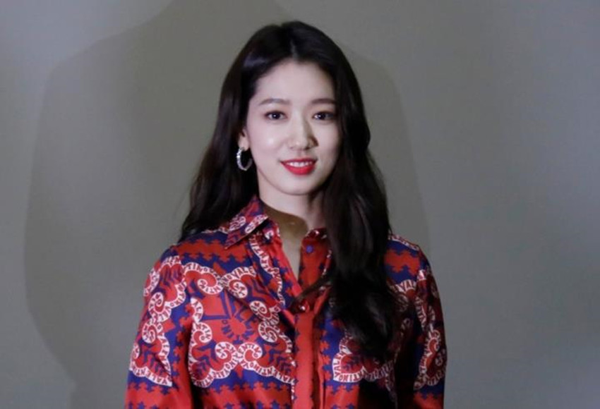 准新娘朴信惠晒短发美照孕期发福但仍然美丽