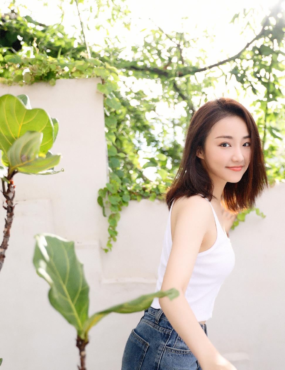 她和蒋依依主演《哪吒降妖记》,今穿小背心配牛仔裤