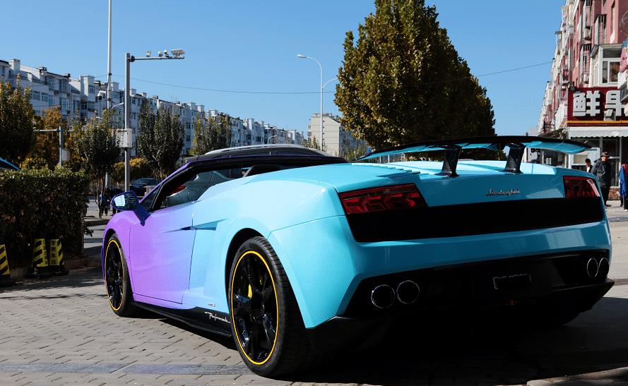 都市里的炫酷传奇彩绘渐变色兰博基尼小牛简直美出了圈