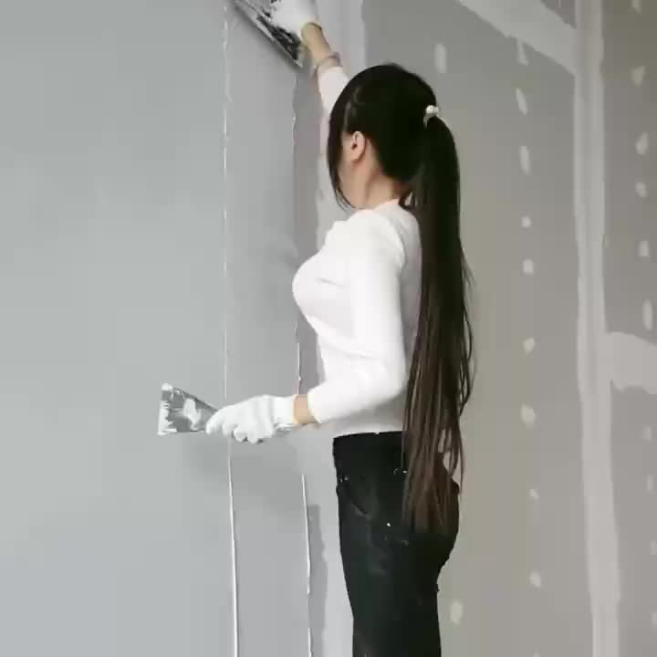 刮大白的年轻女工人,技术堪忧啊