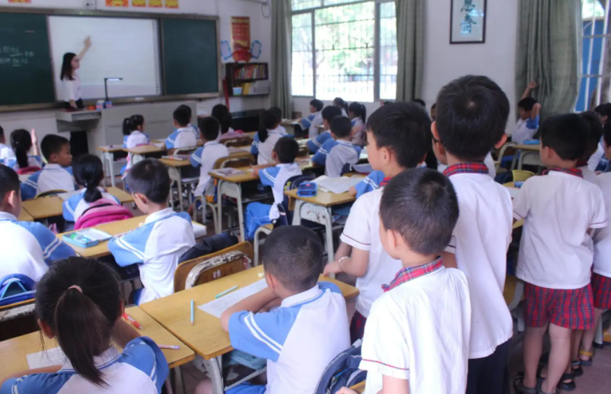 湖南两学生捣乱课堂,50名学生连坐自扇耳光,老师仅道歉就被原谅?|学生|老师|课堂_新浪新闻